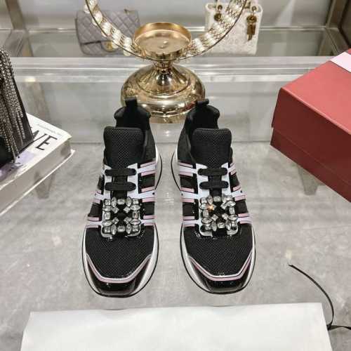 出厂 RV新款ROGER VIVIER品牌2025 Viv‘Motor系列最美运动休闲鞋～ 顶级版本 维维亚精致风格，双拼色镜面网眼面料制成点缀可拆卸闪钻饰扣，
