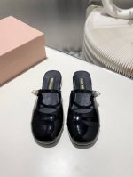 出厂 缪缪2025春夏新款玛丽珍半拖鞋 拼色的设计个性不张扬 上脚果然更惊艳~而且高度也太适合我了. 穿着不累脚 鞋面 进口漆皮 内里 水染羊皮 大底 意大利真