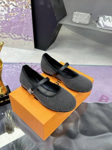 工厂p价p： Louis Vuitton 路易威登春夏 单鞋系列 联名玛丽珍时装平底鞋 春夏秀场出镜率最高的一款单品 超多名模上脚 简约大方非常百搭 鞋面：采用