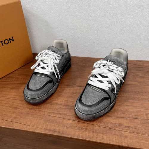 编码： 新款lv Trainer 男士印花做旧运动鞋 本款 Lv Trainer 运动鞋以 Monogram 绒面皮革营造做旧外观，焕新演绎 Virgil Ab