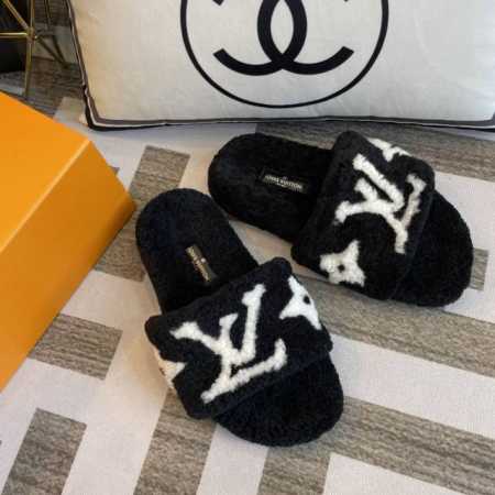 L家 毛拖P: 女款，码数35-40 41.42订做不退换 2024新款 Louis vuitton LV毛拖 官网同步：专柜品质！我家只做全真皮羊羔毛 一款巨 - 点击图像关闭