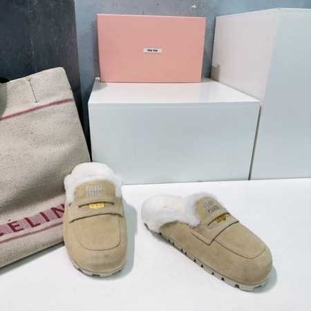 高品质出厂 ！顶级品质miumiu24ss秋冬新款金币包头羊羔毛拖穆勒半拖鞋！保暖舒适百搭！ 鞋面采用牛反绒 兔毛 内里垫脚羊毛 原版开模橡胶大底 码数:35- - 点击图像关闭
