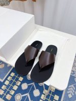 The Row 第一眼看到这个鞋子给人感觉很简单不起眼，其实上脚很好看，主要也好穿，整个鞋子非常柔软不磨脚。 延续了一贯极简风格，采用全皮套包制作工艺，超级废料