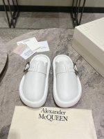 冲量价: P3902025春新品Arc厚底麂皮拖鞋男女情侣款Aiexandermcqueen已认证。 最新同步专柜新版T台走秀款 ，原版开模1:1复刻， 面料釆