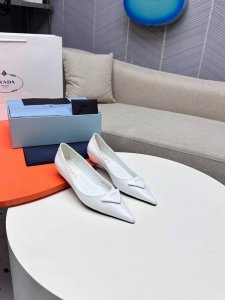 PRADA 普拉达 早春 方头三角皮扣单鞋系列2025s普拉达春夏新品， 顶级版本 实力来袭，少女必备 走秀款女鞋 尖头粗跟专柜走秀款！ 出厂价 _______