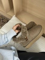 UGG P: Size：女码35-40 UGG2024最新复古 厚底牛角扣雪地靴高筒 鞋面材质，采用隆丰羊皮毛一体。质感细腻亲肤透气。 鞋底设计，EVA 轻翼外