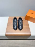 Lv25年新款情侣球鞋 穿上就是时髦精 这款 Footprint Socce-运动鞋于2025春夏系列时装展中亮相 是pharrell William-首次以足