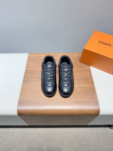Lv25年新款情侣球鞋 穿上就是时髦精 这款 Footprint Socce-运动鞋于2025春夏系列时装展中亮相 是pharrell William-首次以足