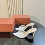 gianvito rossi 2024 新款拖鞋顶级版本，代购品质！施华洛奇水钻尖头高跟拖鞋，宛如从童话中走来的仙履。施华洛奇水钻璀璨耀眼，如同繁星点点镶嵌其上