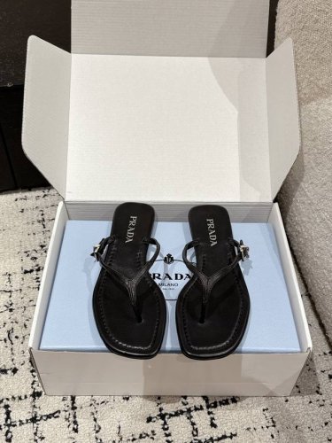 prada 普拉达 25 春夏新品 平底 夹趾 拖鞋 三角标扣吊坠简易带子平底拖鞋凉鞋！经典三角标可盐可甜巨百搭三角标Yb开模定制 质感超赞！今年的衣橱Top肯