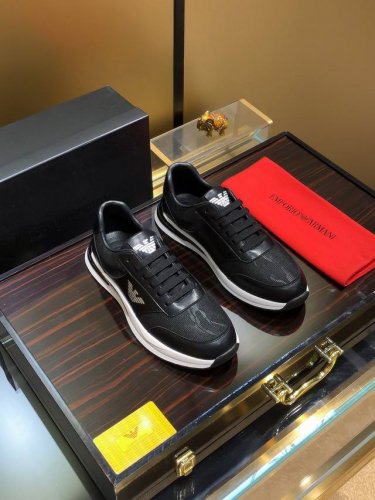 商品名称：Armani 阿玛尼 正规码数: 38-44 休闲鞋 商品材料：精选 牛皮鞋面，柔软羊皮垫脚；原厂特供大底。