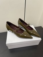 小众khaite25春夏新款复古坡跟一字带玛丽珍尖头单鞋！极简前卫、锋利和无畏的设计，让Khaite近年响亮时尚界。短短几年间已经成为最受欢迎的服装品牌之一。它