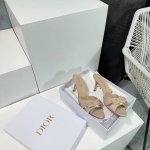 高品质出厂 ！顶级品质！Dior迪奥25春夏新款蝴蝶结珍珠配饰高跟拖鞋！！上脚效果真的绝了 黑色流苏罗缎鞋面尽显时尚格调 白色珍珠点缀增添高雅气质 小猫跟设计超