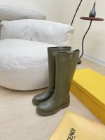 FENDI First 防滑大底 高筒靴 原版金属logo 秋冬新品明星同款 绿色 头层牛皮 Fendi FW 秋冬新品才发布，就已经有众多明星开始穿这款运动鞋
