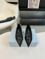 PRADA 普拉达 经典款 三角标单鞋系列 简单的设计大概就是它最让人喜欢的点 不是烂大街的那种 很有自己的品牌个性 面料采用小牛漆皮 内里垫脚混种羊皮 意大利