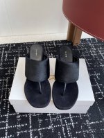 东莞代购级 新款 25Ss The Row 高跟 夹脚拖鞋 第一眼看到这个鞋子给人感觉很简单不起眼 其实上脚很好看 主要也好穿 整个鞋子非常柔软不磨脚 真皮拖鞋
