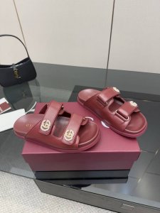 橙子出厂价p gucci 古驰 春夏新款 水钻双G扣魔术贴平底拖鞋 沙滩休闲凉拖 现代设计美学探索独特匠心之路 巧妙融合品牌经典元素与备受喜爱的品牌标识 这款凉