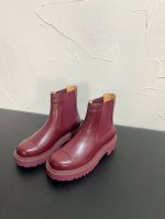 2024小香 本季秋冬季必备单品！！ 高版本短靴小香官网秋冬靴.系列新品短靴鞋满满的复古风 怎么搭配都好看，时髦精必备，香奈儿女士钟爱简约又难以抗拒系搭配展现与