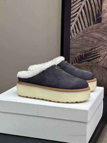 顶级版本 prada fw24 new arrival～ p家24秋冬厚底毛毛拖鞋新品， 简单的三角标点缀，很时髦又增高！ 舒适m在线呀 丝光反绒牛皮鞋面，皮毛