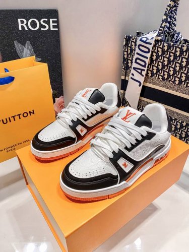 橙子出厂价p louis Vuitton 路易威登 Lv Trainer 情侣款运动鞋板鞋 休闲复古篮球鞋 从复古篮球鞋汲取灵感 打造备受青睐的 Lv Trai