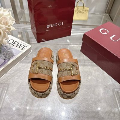 Gucci 女款 36-42码 女43.44定做 2025古奇女士新款 Gg带有马刺的女士新款厚底凉拖鞋 这款女士凉鞋以其标志性的马头扣细节和金色五金为特色 采