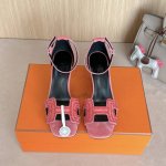 7Cm组图 出厂价p Hermes 爱马仕 Joy 70高跟凉鞋 时尚又百搭 搭配H鞋头 超级舒服 每个细节都做到极致 搭配同色调标志性纯鞋扣 设计简约流畅 打