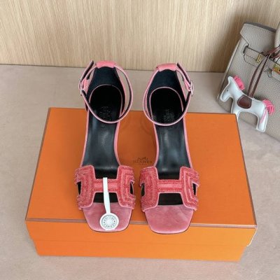 7Cm组图 出厂价p Hermes 爱马仕 Joy 70高跟凉鞋 时尚又百搭 搭配H鞋头 超级舒服 每个细节都做到极致 搭配同色调标志性纯鞋扣 设计简约流畅 打