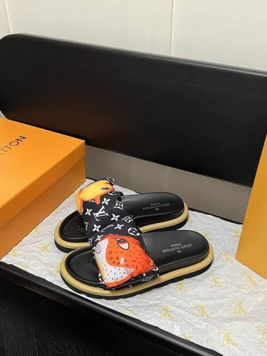 出厂 Lv拖鞋情侣款 Pool Pillow Comfort 必入系列！魔术贴高级慵懒风 百看不厌款 时尚度拉满 细节用心感受 反复调试配色 性感白 炫酷黑 惊