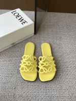 Loewe 罗意威 25Ss 春夏新品拖鞋 简约设计感觉更干净优雅 让你念念不忘 颜色也很耐看 上脚瞬间气质十足气场 简直帅气有型 鞋面采用牛皮印花 内里羊皮垫