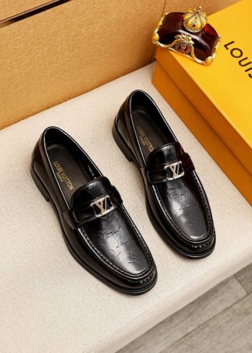 商品商标：Louis Vuitton 路易威登 休闲皮鞋 正码码数: 39-44 38.45.46订制 商品材料：精选 进口开边珠牛皮压花鞋面+原版五金扣，进口