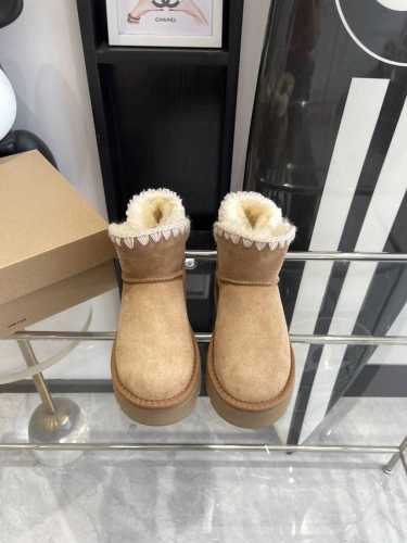 UGG 24ss 秋冬季人手必备单品雪地靴 搭配系数也是百分百 炸好看 比较设计的款，随心所欲 雪地靴显腿细 百搭单品 时尚感十足穿上气场爆涨 瞬间拉长腿型 鞋