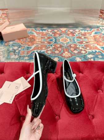 Miu Miu 缪缪 25 早春新品 专柜主打最新走秀款 珍珠扣复古玛丽珍粗跟单鞋缪家高货 顶级工艺打造精品质感 无敌舒适 绝对是一见钟情款！时尚百搭，人手必备 - 点击图像关闭