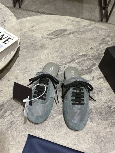 Prada 普拉达春夏秀款薄底德训鞋半拖女 25ss秀款出境率最高的单品 鞋面麂皮有肌理感，内里羊皮包裹，软软糯糯的 鞋垫加厚小羊皮，踩上去无比舒适，有支撑感，