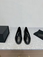 羊皮面 Alexander Wang 大王新款 圆头柳钉 蝴蝶结单鞋 凹凸感带按摩的鞋垫配上注胶 Logo ，搭配最潮圆头+高弹注塑 女王的绝佳搭配！懒人跳舞鞋