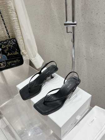 顶级版本Therow 最新款夹趾凉鞋 来自美国的年轻品牌 这不用多说 是近两年最火之一的品牌 春夏的季节就要到了 凉鞋我感觉即将要爆火 无论是配牛仔裤 亚麻腿裤 - 点击图像关闭