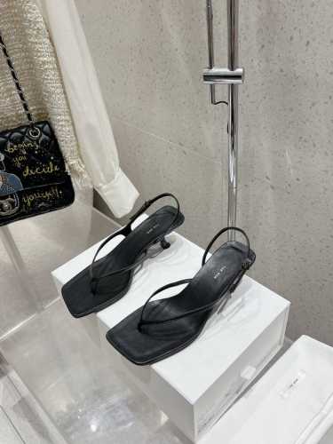 顶级版本Therow 最新款夹趾凉鞋 来自美国的年轻品牌 这不用多说 是近两年最火之一的品牌 春夏的季节就要到了 凉鞋我感觉即将要爆火 无论是配牛仔裤 亚麻腿裤