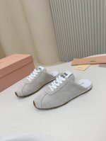 Miumiu 2025新款女士包头拖鞋｜千金感拉满的慵懒高级** ** 富家女的松弛感，从一双拖鞋开始 ** 2025早春最新款Miumiu包头拖，官网同步高版