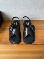 顶级品质 prada Ss25 春夏新款后空凉鞋 鞋面擦色复古 交叉后空搭配圆圈金属扣饰 粗跟配上橡胶底有点小重 但绝对的耐造 上脚搭配个袜子穿真的无敌好看也很
