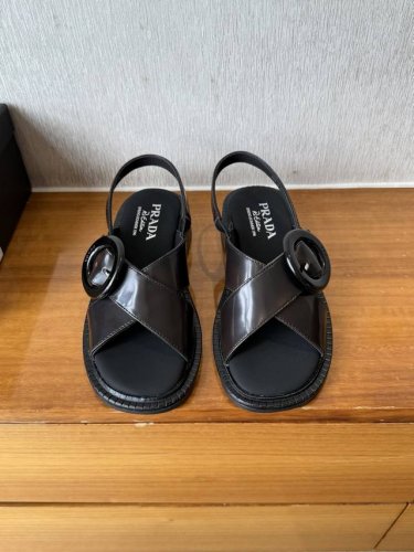 顶级品质 prada Ss25 春夏新款后空凉鞋 鞋面擦色复古 交叉后空搭配圆圈金属扣饰 粗跟配上橡胶底有点小重 但绝对的耐造 上脚搭配个袜子穿真的无敌好看也很