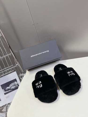 Alexander wang 亚历山大王羊毛拖鞋 太好看了～很难不爱！ BLING BLING秋冬毛毛拖 露腿神器，没有比大王更懂女人心了 要闪更要美 搭配袜子