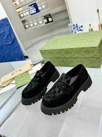 情侣款时尚必备 Gucci 经典乐福鞋来袭 后跟经典红蓝织带搭配 ，时尚感爆棚。 有光面牛皮和经典压花牛皮两种面料可选，满足不同喜好。 情侣款式，和另一半一起潮 - 点击图像关闭