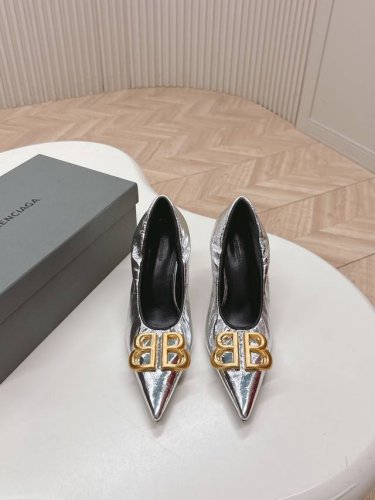 出厂 balenciaga 25S春夏新款 双B 扣尖头 凉鞋 单鞋 高跟鞋 巴黎世家出的高跟鞋都很会拿捏女人心 简直美呆了 上脚熠熠生辉 而且也很百搭 今年的