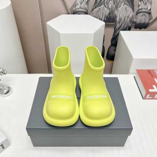 独家顶级版本 BALENCIAG*巴黎世*家vs秋冬新款雨靴系列 娃娃头字母雨靴 新款上架这款平底在欧美街拍中出境率超高，ins也是火了一把，调鞋楦都调