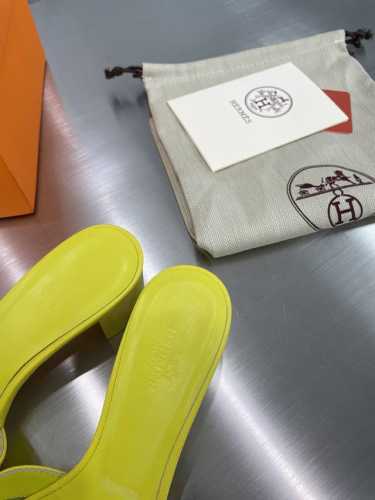 爱马仕 HerméS 经典 工 字拖 高品 方跟 款式经典 简约 此款主要对比的就是工艺 品质 爱马仕 HerméS 夏天开始不一样的夏天生活 爱马仕Hermé