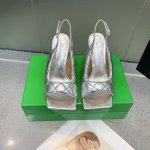 Bottega Venetabv鱼嘴方头凉鞋 面料内部添加高弹舒适海绵 电脑绣花车经典方格 个性舒适而不臃肿 内里选用小羊皮 舒适高端 高跟设计 符合人体工程学