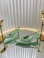 2025开春 新款首发 美得挪不开眼 2025专柜同步春夏新款Gucci 25S春夏新品水钻糖果色 后带凉鞋高跟 G家在体现高级感这块 总让人大写的服气 看起来