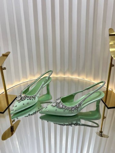2025开春 新款首发 美得挪不开眼 2025专柜同步春夏新款Gucci 25S春夏新品水钻糖果色 后带凉鞋高跟 G家在体现高级感这块 总让人大写的服气 看起来
