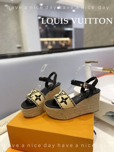 出厂 Loui*Vuitton 最新走秀款厚底凉鞋 香港原版购入一比一开模 今年的款式比去年增加了新原素 显得更为大牌 皮面款采用原版仿旧打蜡牛皮 内里垫脚全羊