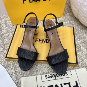 出厂 “机械镂空立体 电镀高跟系列” Fendi顶级版 2025官方Vip 限量级高配版抽屉包装 认清包装高配版本，低端勿比。 金属搭扣系带开合设计精简利落！金