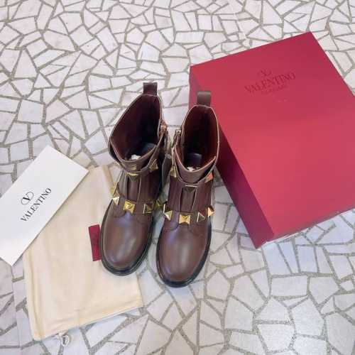 Valentino ONESTUD系列秋冬靴鞋也太好看了 特别有质感的五金衬托出满满的高级感 上脚后惊呆的美超级显脚瘦！简约气质款式！ 代购级别新一季不负期待！